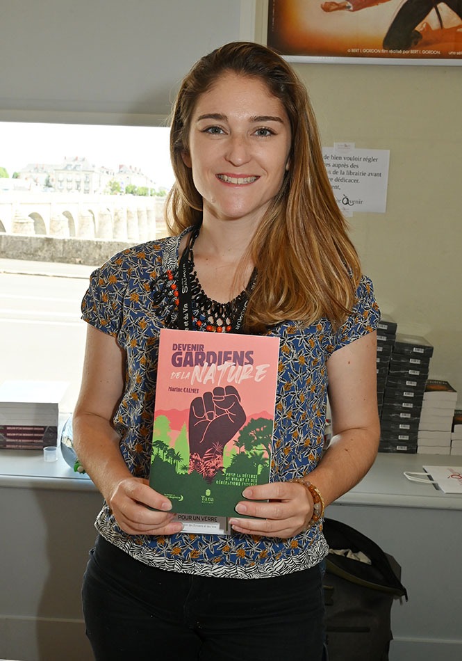 Marie Calmet a écrit ce livre sur l'écologie avec des gants de boxe