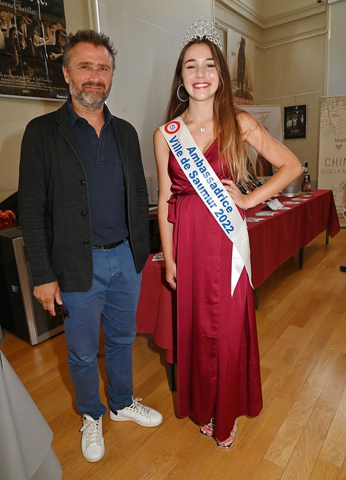 Alexandre-Brasseur a droit à une photo avec Oceane Barbier - Auger, La Miss Saumur 2022 du cru