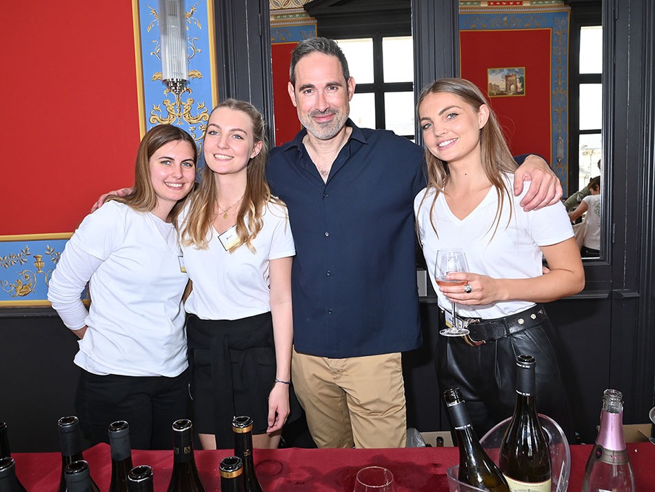 Gautier Battistella Prix jean Carmet 2022 a le ticket avec les jolies maid sisters qui nous servent à boire !