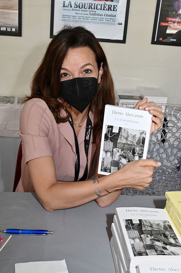 Eliette Abecassis nous dévoile son livre entièrement écrit pendant le confinement le gazemask sur le nez !