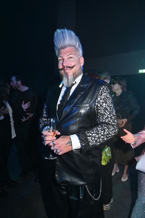 Un rock Hair avec sa banane et sa barbichette en eruption ! Il le vaut bien !