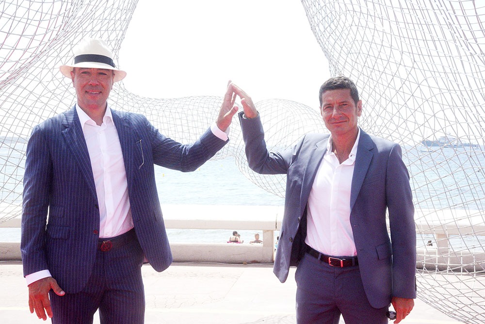 Lorenzo Quinn avec le maire de Cannes David Lisnard font « Together-Together »