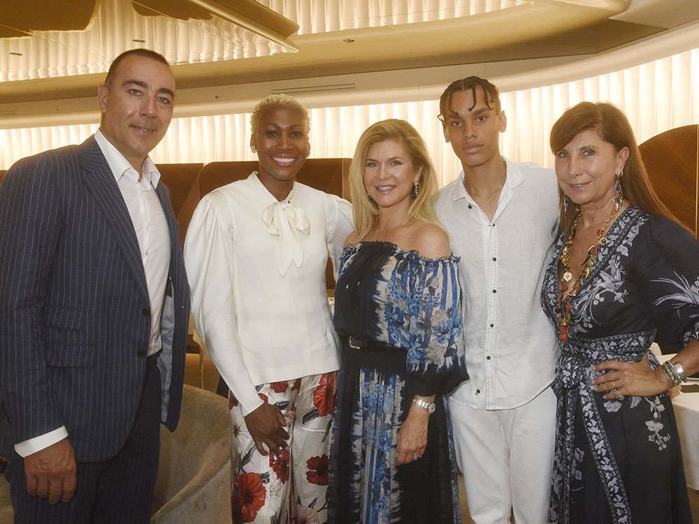 Lorenzo Quinn pose avec Nicole Coste, Giovanna Cicutto, Alexandre Grimaldi Coste fils d'Albert de Monaco et une invitée