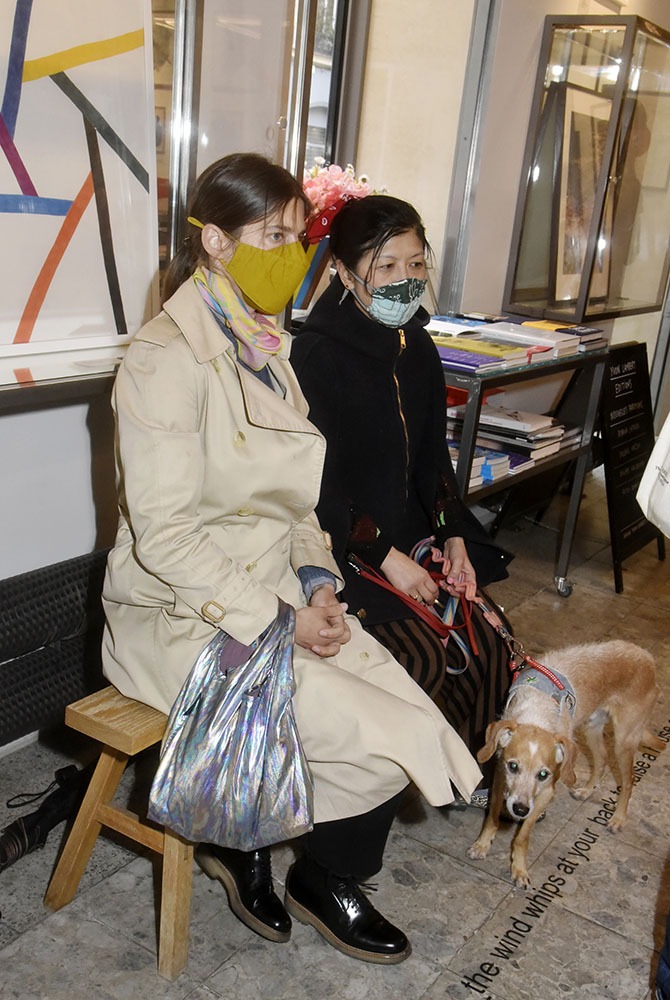 Melanie Scarciglia et Minako Norimatsu et son toutou Sweetie en mode salle dattente