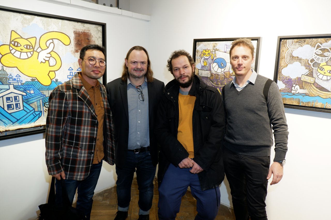 Eric Brugier, M Chat et Laurent Rigail avec un artiste coréen