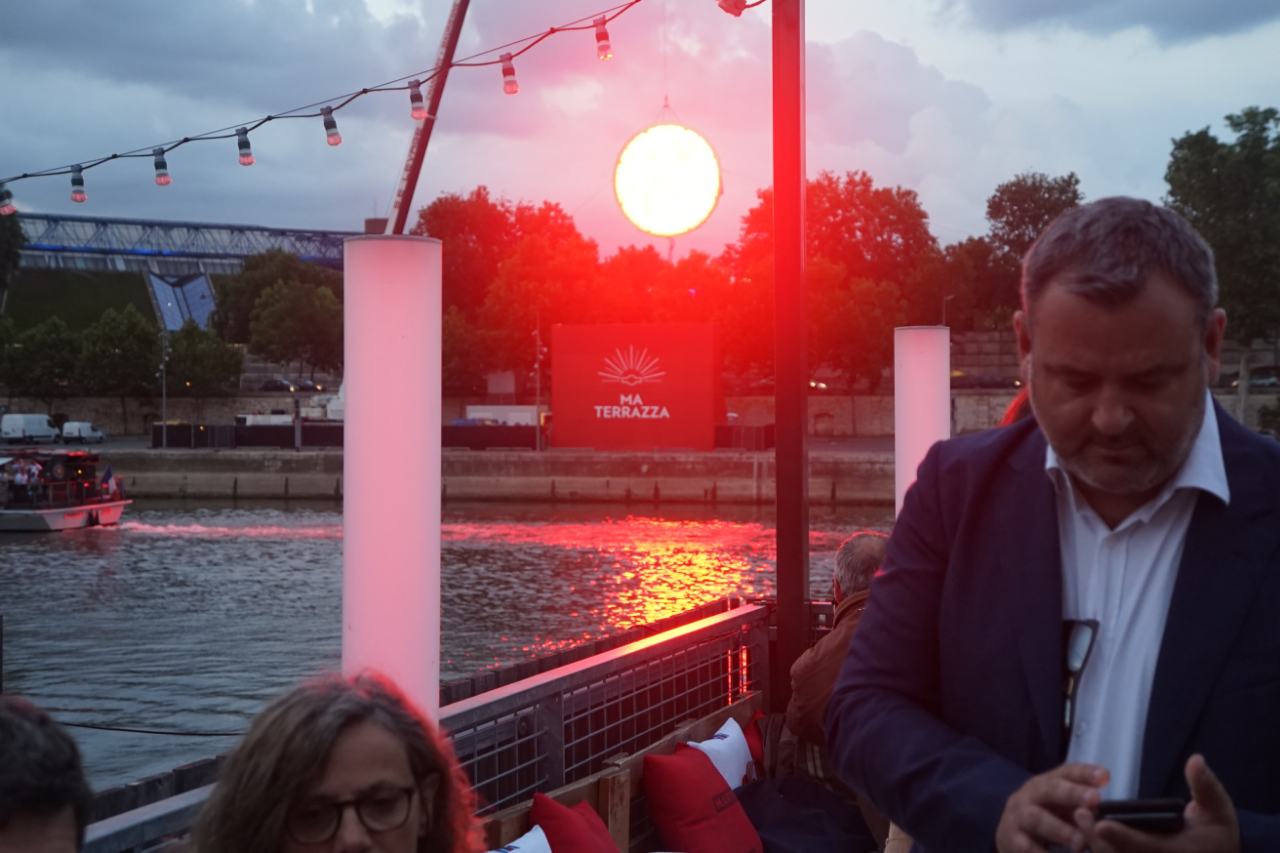 Coucher de Soleil electronique sur la Seine, dolce vita 3.0