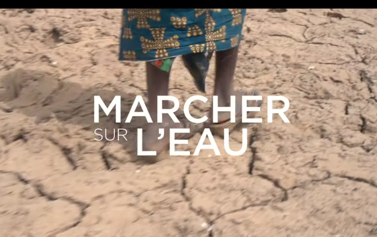 Le film tourné au confin du Mali et du Niger évoque la quotidien des peuls face au changement climatique et a l asséchement de leur villages.