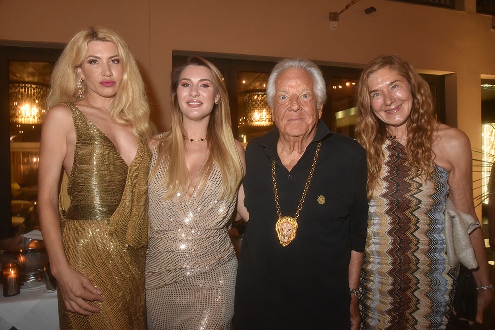 Massimo chouchouté par Naike Bokan, Tara Latinic Maugeri,, et Dolores Mimran