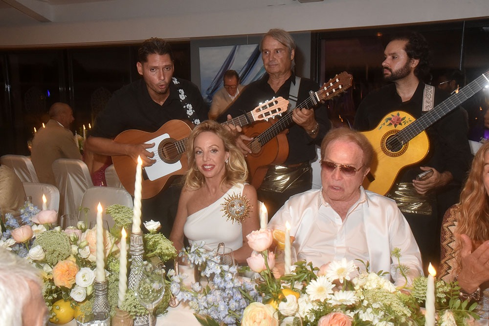 Entre La poire et le dessert Camilla de Bourbon des deux Siciles et Orlando ont le droit à un ptit air de Dolce Vita
