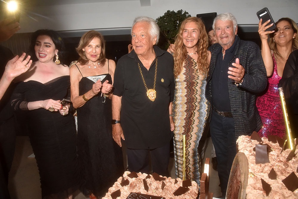 Massimo entouré de son fan club : Chahrazad Rizk, Joyce Reuben, Dolores Mimran et au selfie Anicelia Tavares et le mari de Dolores Robert Mimran se joint au photocake