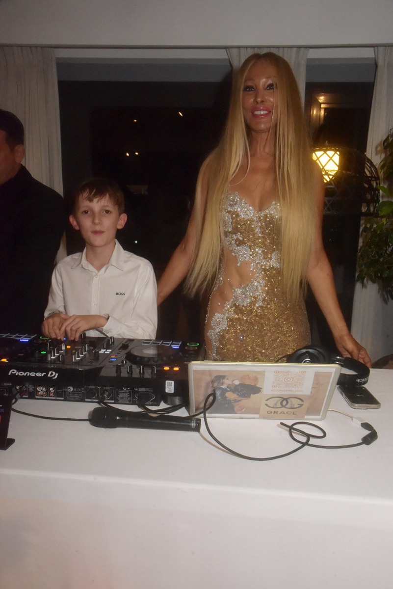 DJ Grace Chaperonne un jeune un très très jeune DJ: DJ Eears Le jeune Mozart des platines !!