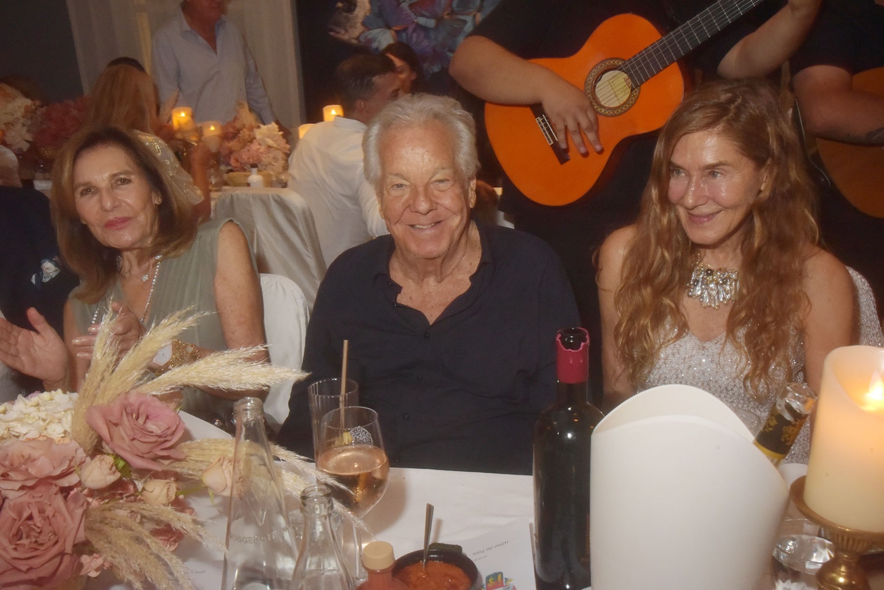 Massmo Royalement placé entre deux grandes dames: Joyce Reuben, et Dolores Mimran !