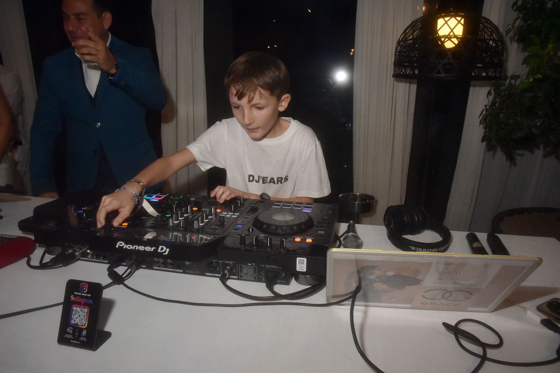 Hey DJ Ears !! deux carambars si tu nous mets des slows