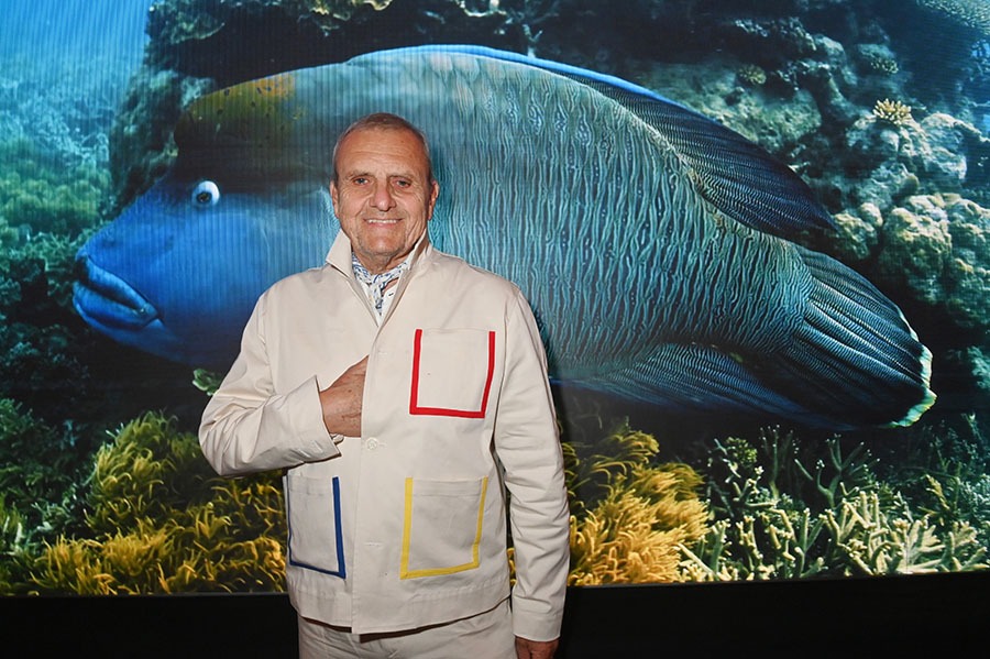 Le Meurice transformé en Aquarium :Jean Charles de Castelbajac et un poisson rouge (tant pis si je suis un peu daltonien)