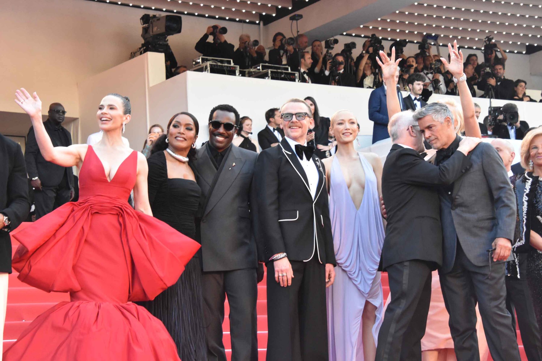 Toute L'equipe du film est au sommet des marches rouge : Eddie Hamilton, Greg Tarzan Davis, Hayley Atwell, Angela Bassett, Eddie Hamilton, Tramell Tillman, Christopher McQuarrie, Simon Pegg, Hannah Waddingham, Pom Klementieff, Esai Morales, Erik Jendresen etBrian Robbins mais que fait Tom Cruise il signe des autographes et enchaine les selfies avec son fan club