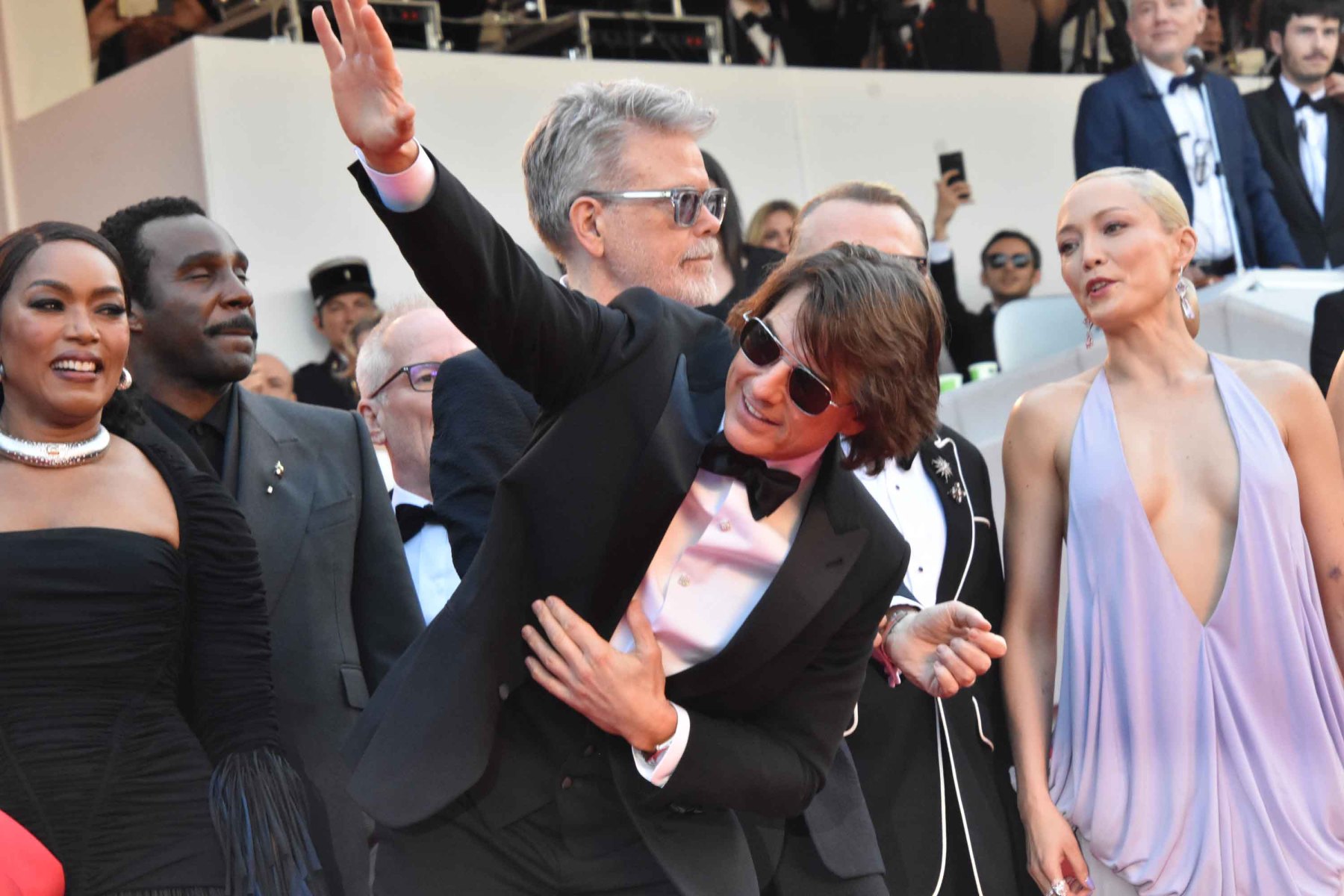 Soudain Ethan hunt amorce un looping à la Maverick pour survoler en biais la foule et les flashes