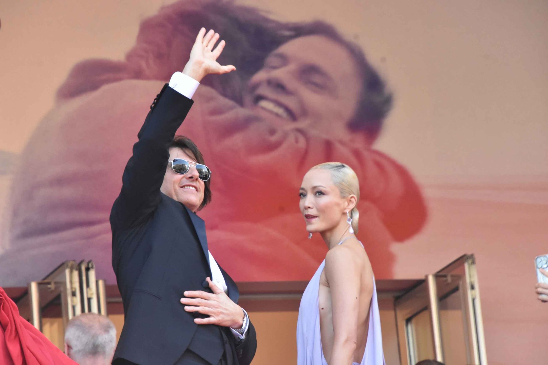 Tom Salue les fans extra terrestres planqués avec leurs ovni en camouflage nuage flamingo rose Salut à toi Fan Jupiterien, a toi Martien, à toi Venusien, à toi hollywoodien et à toi Schtroumpfiens !!