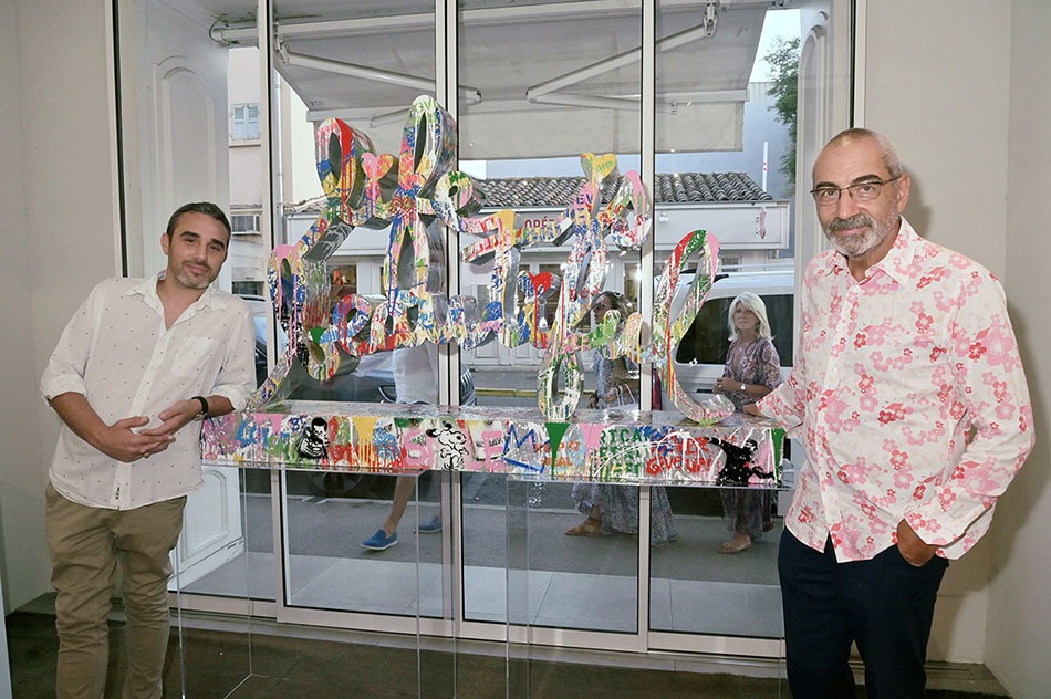 François Chabanian et son fils Gregory Chabanian sont les "tauliers" de la Bel Air Fine Art Saint Tropez Gallery et posent avec une sculpture de Mr Brainwash