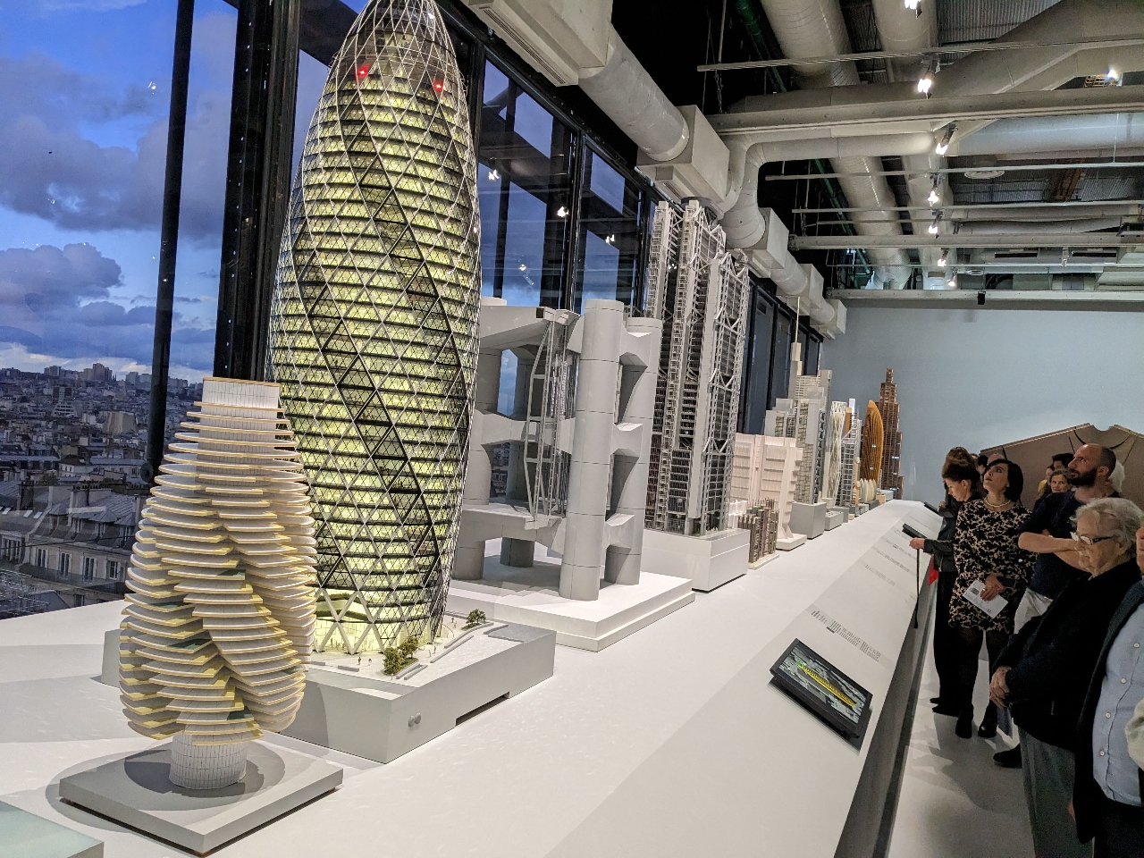 Panorama vertical des réalisations de Norman Foster