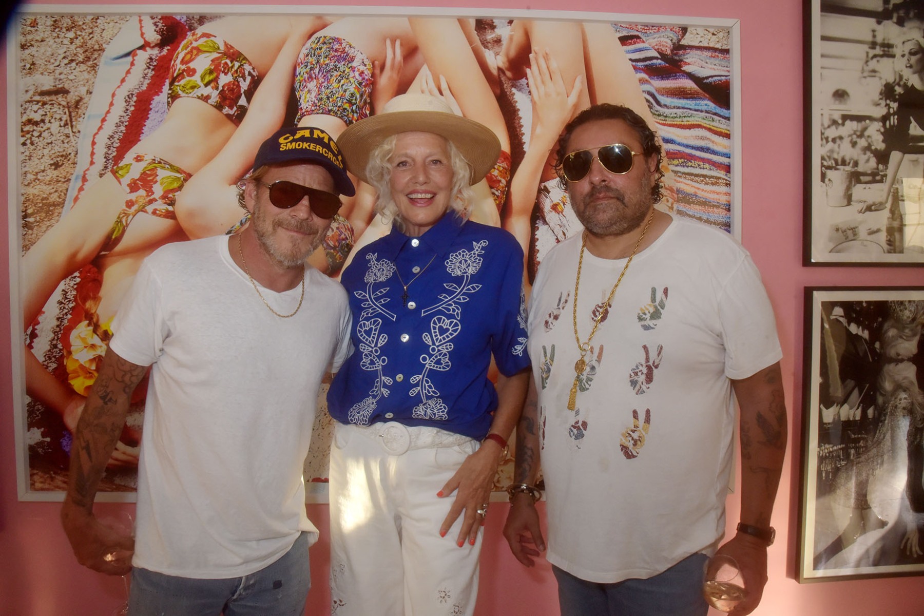 Ellen Von Unwerth sandwiche entre Stephen Dorff et l'acteur Vikram Chatwal