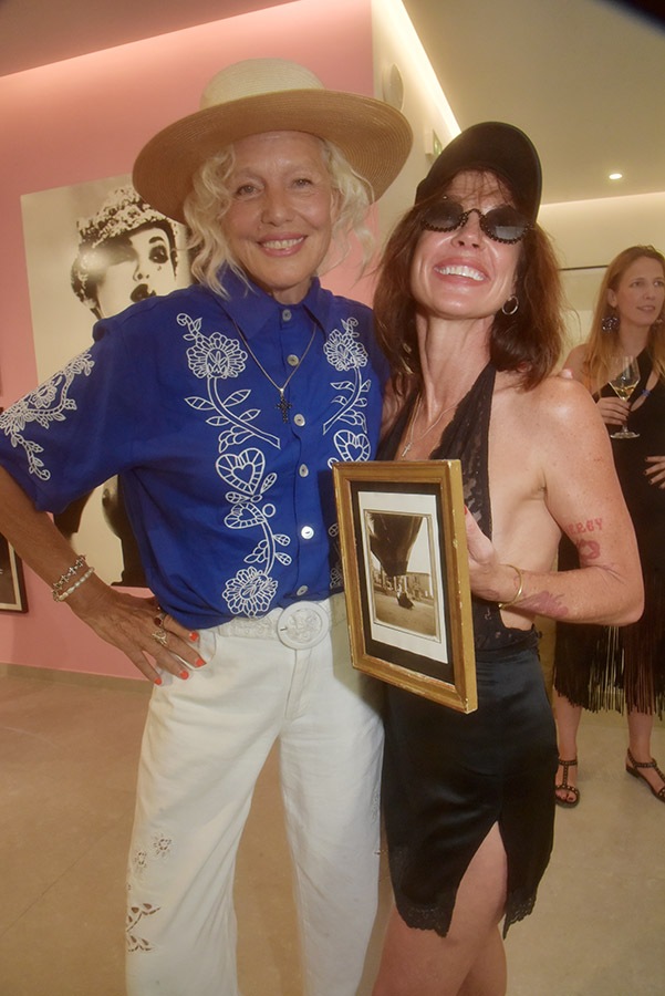 Ellen Von Unwerth pose avec Amanda Shires et son tableau !!
