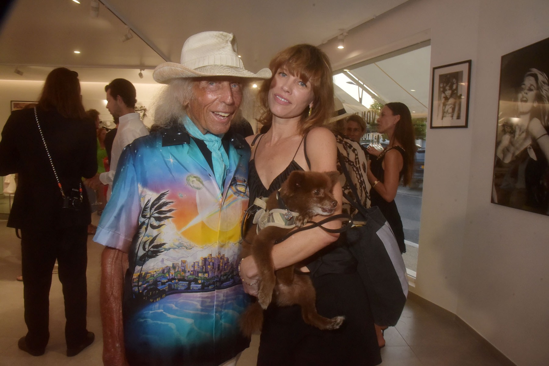 James Goldberg adore les toutous et leurs jolies maitresse ( Lesley Feipel et dog Priscilla