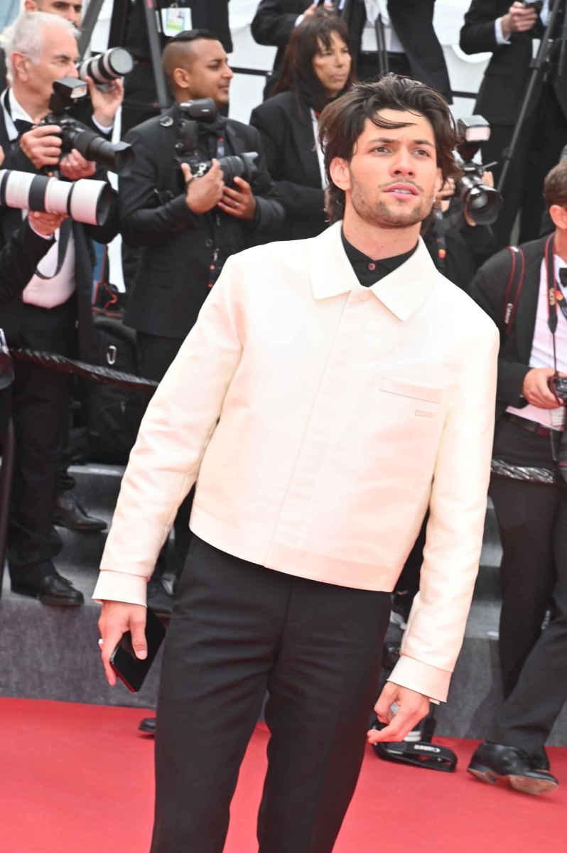 Paolo Luka n'est pas tres protocole protocole néanmoins chez les americain la veste de tuxedo se porte blanhe!!