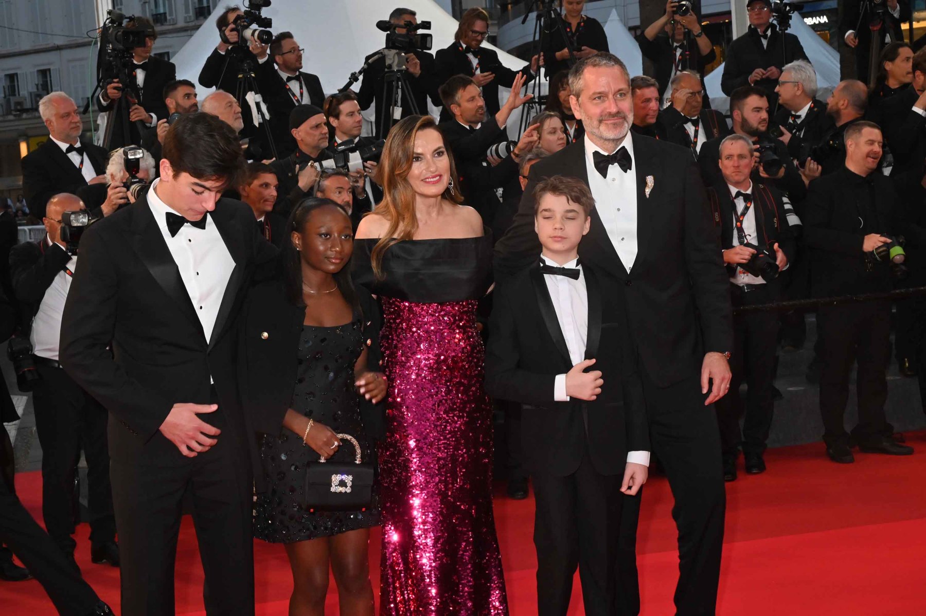 Mariska Hargitay, dans sa robe rouge et noire est venue avec la tribu des Hermann,