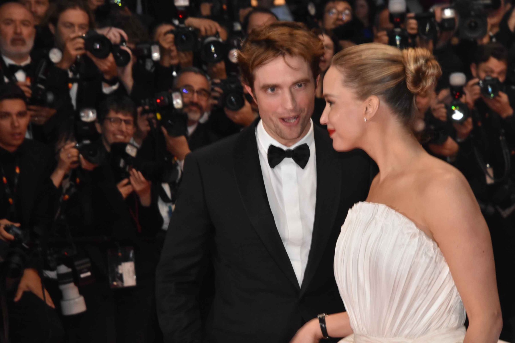 Rencontre sur la red Carpette de Robert Pattinson et Jennifer Lawrence !! Loin des caméras ils sont à plus de 3mètres !