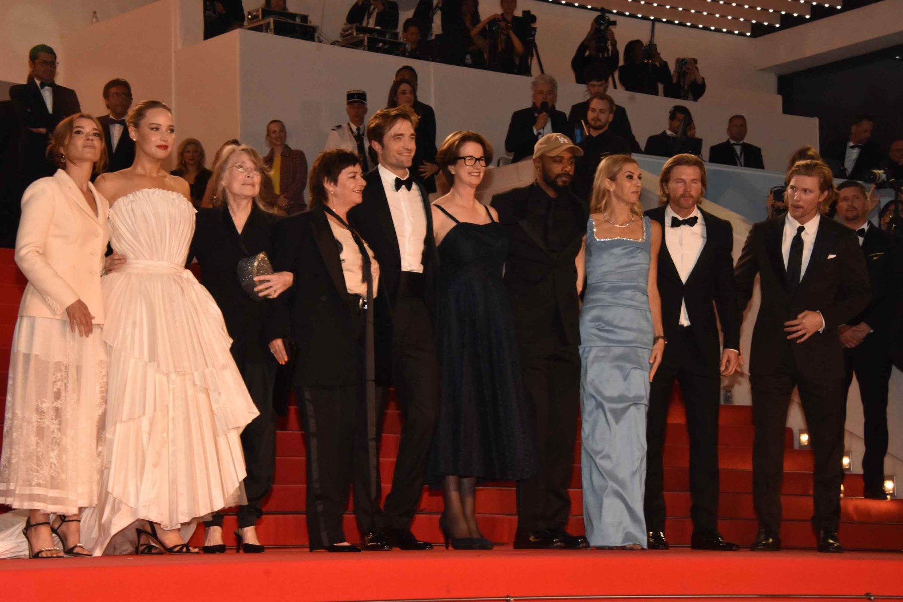 Une photo de classe de "Die My Love" avec Jennifer Lawrence, Sissy Spacek, la realisatrice Lynne Ramsay, Robert Pattinson, et la team