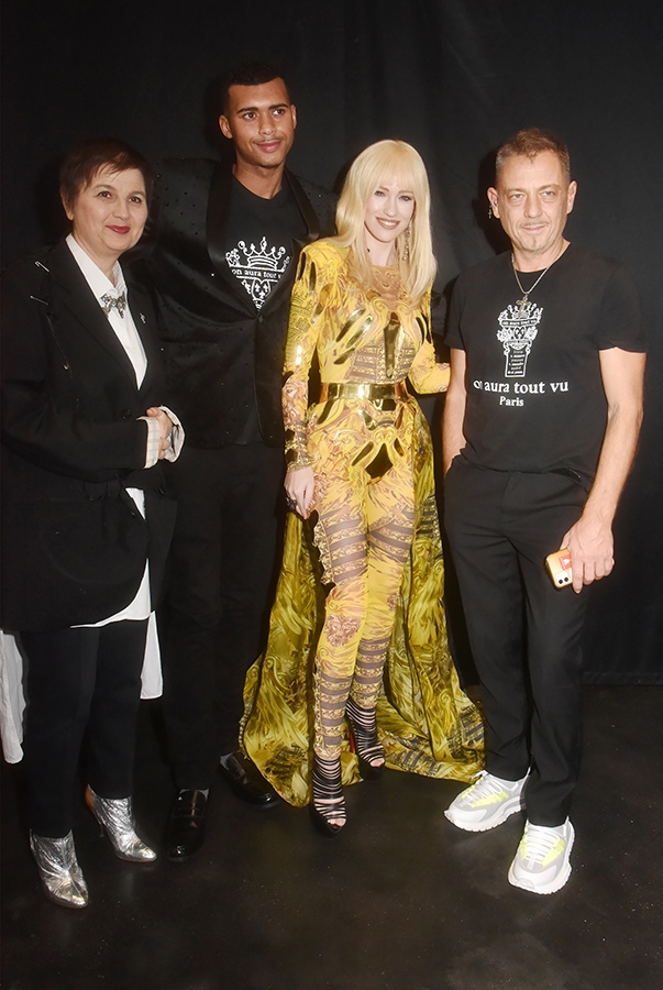 Livia Stoianova, acteur Ricardo P Lloyd, Sonia Gleis et Yassen Samouilov en mode photo de Classe