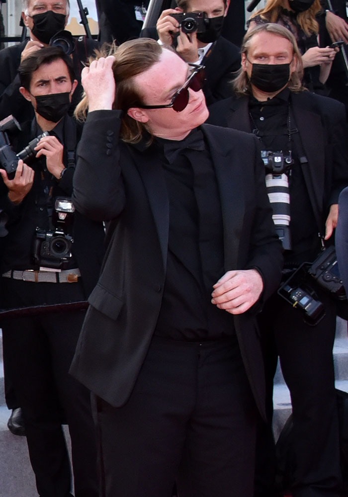 Caleb Landry Jones qu'on a vu dans Nitram de Justin Kurzel Palme du beau gosse et apprend a L'Oréaler derrière ses rébannes sur le red carpet