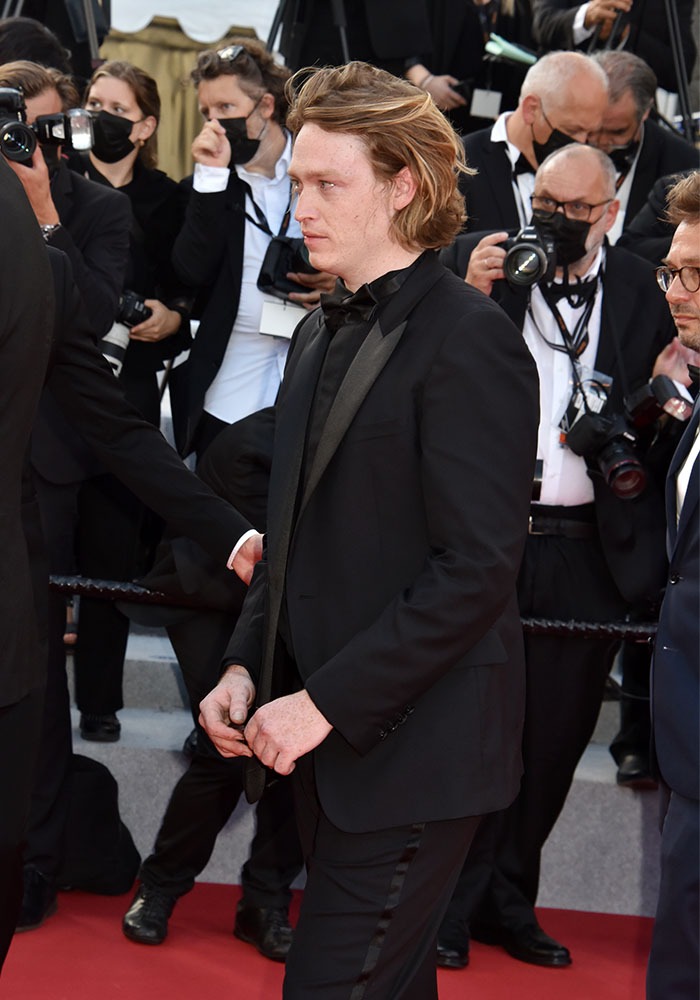 Ah Le voilà notre Caleb Landry Jones « Hé Caleb » mais il est trop préssé de récuperer son Prix