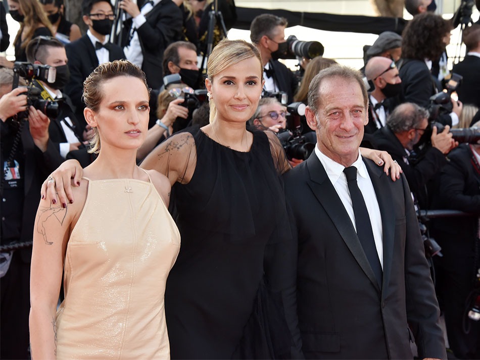 Palme d’Or pour "Titane" julia Ducournau entre Agathe Rousselle et le grand Lindon