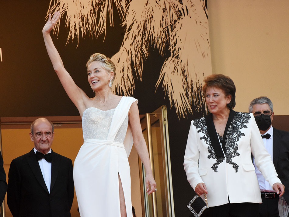 Sharon Stone et Roselyne Bachelot en blanc sanitaire s’affichent au gotha avec les gestes barrières
