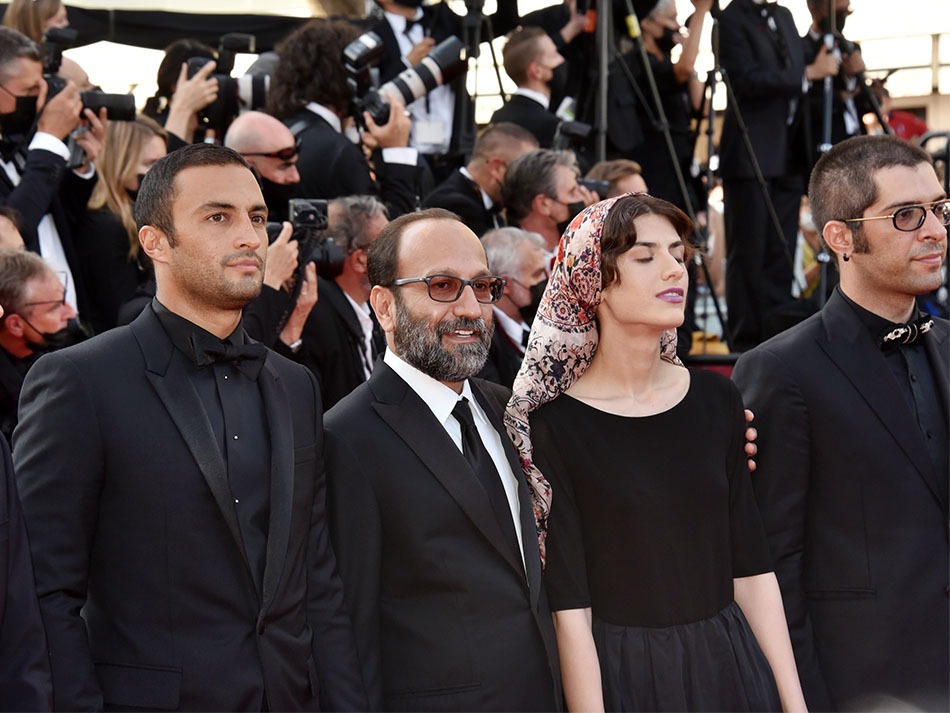 Asghar Farhadi recoit Le Grand prix pour Ghahreman accompagné par sa fille Sarina et des acteurs
