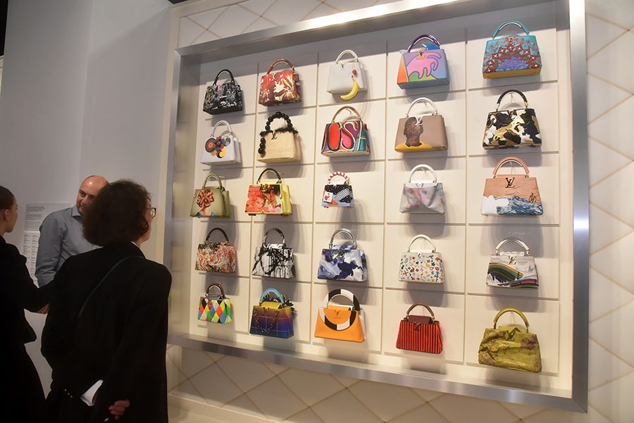 Chez Vuitton on expose des sacs Vuitton what else?