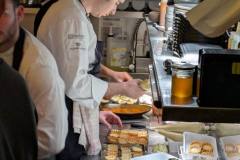 En cusine, on prépare gougères et petits canapés upgradés a coup de fromages jurassiens