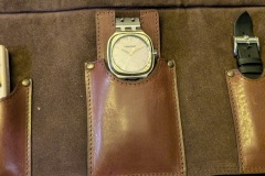 Couteau damasquiné, Montre Pequignet et bracelet, la trousse la plus chic du moment