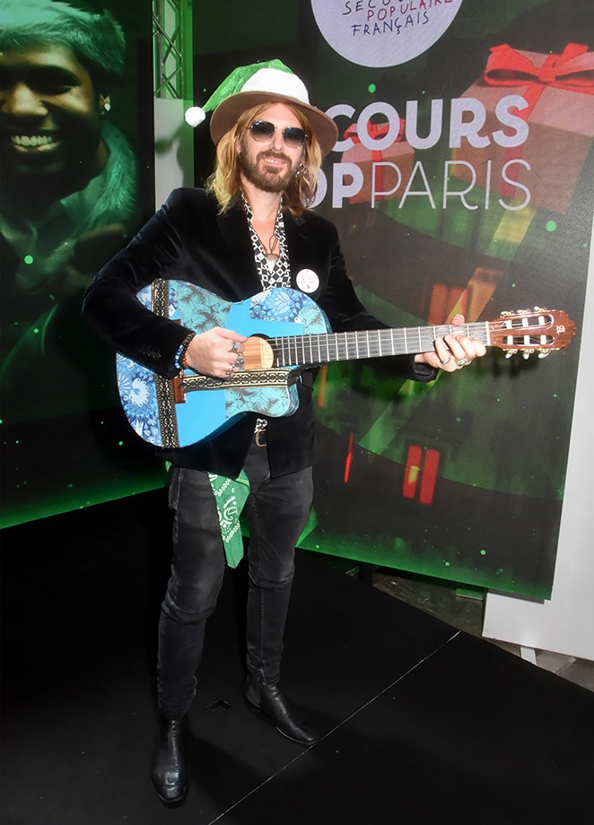 Richard Bauduin aimerait que le père Noel lui apporte une nouvelle guitare bleue euh pourquoi pas une jaune plutot ?