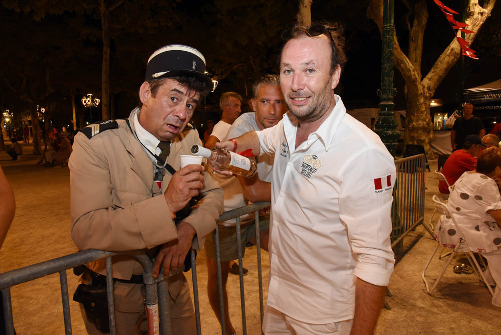 Christophe Sibelya tente d arroser L incorruptible gendarme de St Tropez