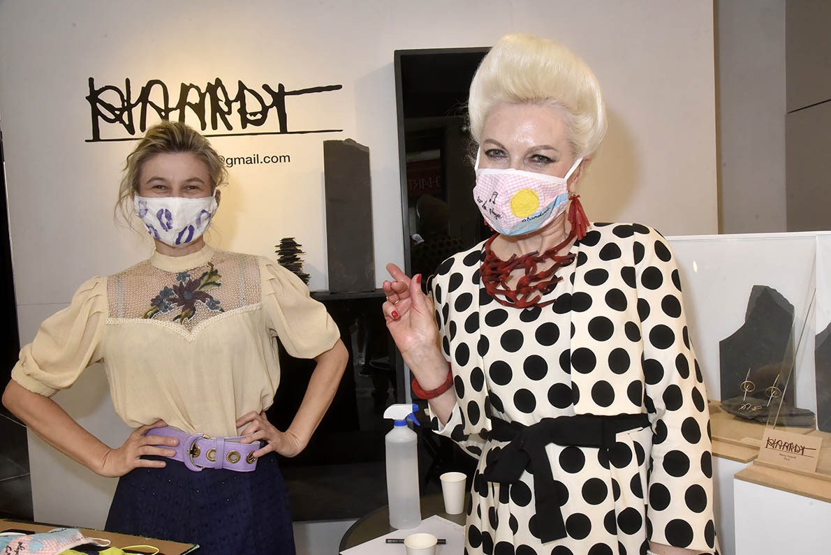 Petra a choisi un masque « Baisers voilés » et Rodica Paleologue poupoupidoute en masque vichy Coquillages et cuistacés à la Bardot !