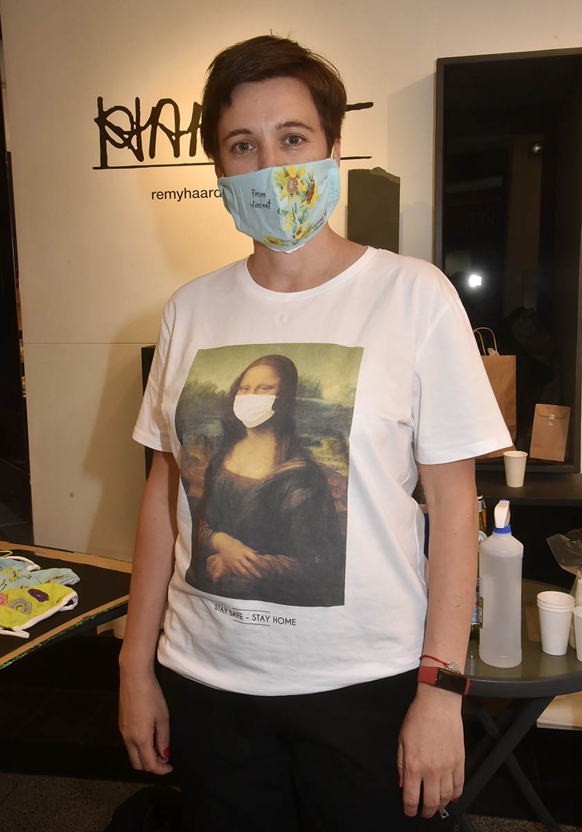 Cette Mona Lisa fan a plutôt choisi le masque Tournesol façon Vincent V Gogh