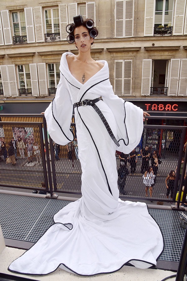 Un model by Pressiat pose sur le balcon d'une chambre du Bus Palaldium