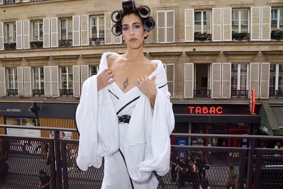 Un model by Pressiat pose sur le balcon d'une chambre du Bus Palaldium