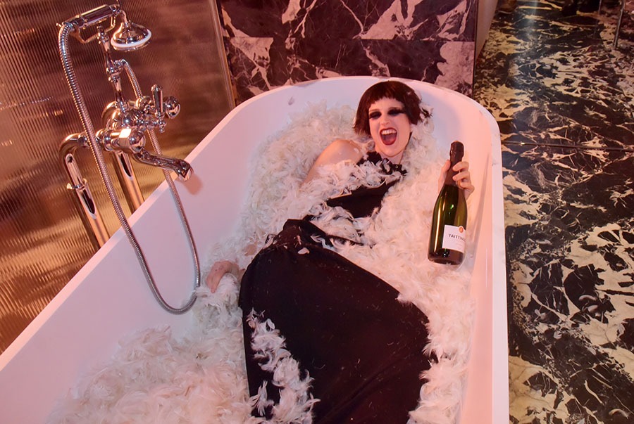 Un model by Pressiat pose dans la salle de bain d'une chambre du Bus Palaldium