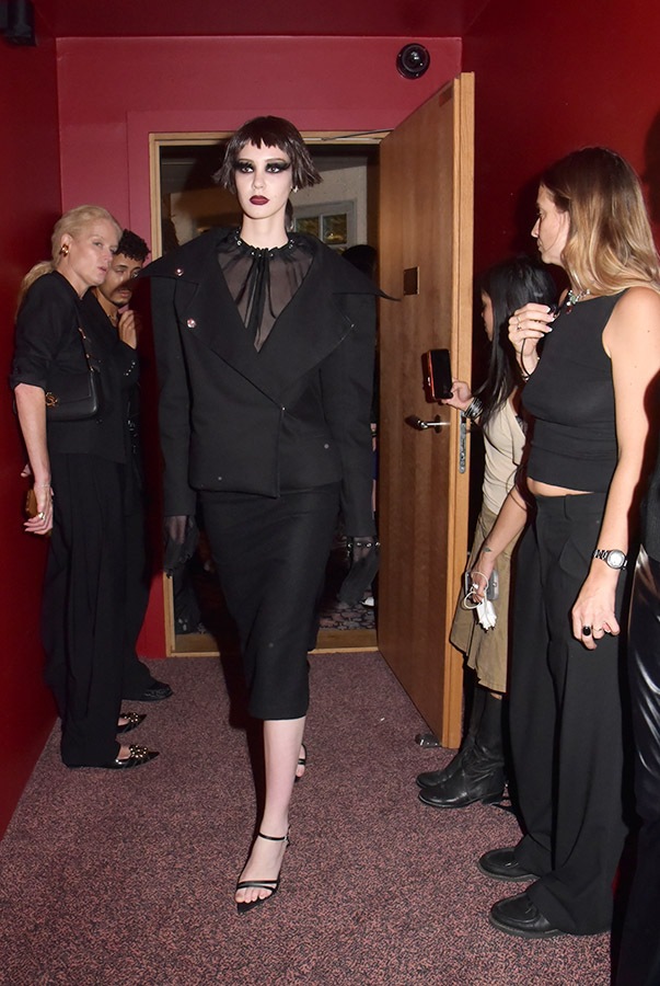 Un model by Pressiat defile dans le couloir de l'hotel du Bus Palladium