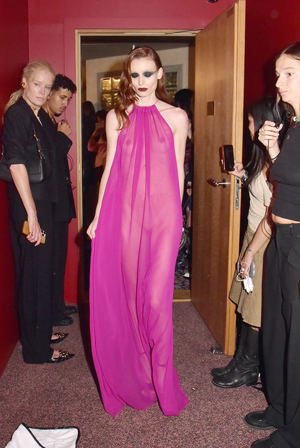 Un model by Pressiat defile dans le couloir de l'hotel du Bus Palladium