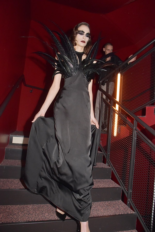 Un model by Pressiat defile dans le couloir de l'hotel du Bus Palladium
