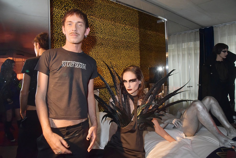 Vincent Pressiat pose dans son univers dans l'hotel du Bus Palaldium !!